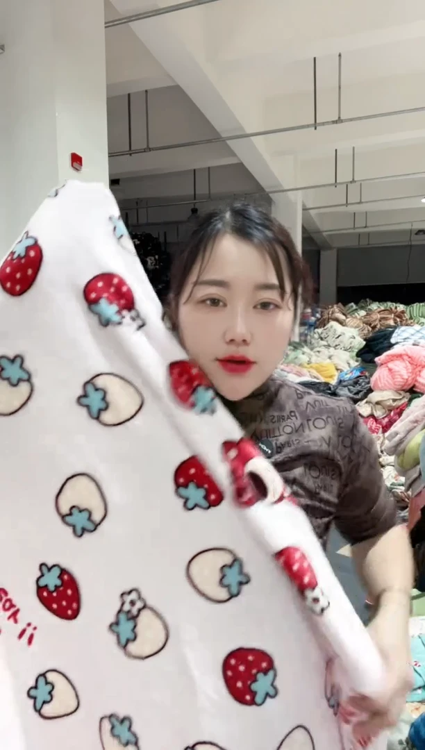 牛奶绒草莓熊 2.0*2.3米