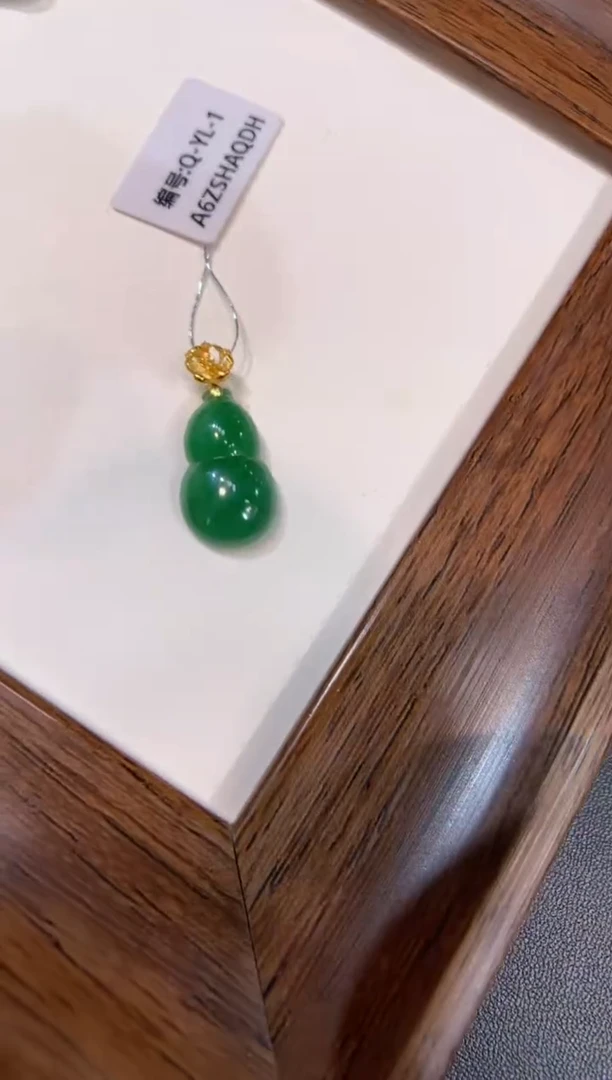 颈饰18K金镶嵌翡翠葫芦