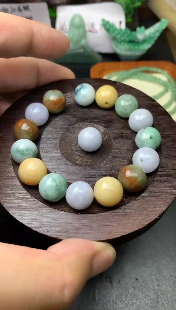 颈饰未镶嵌翡翠珠子