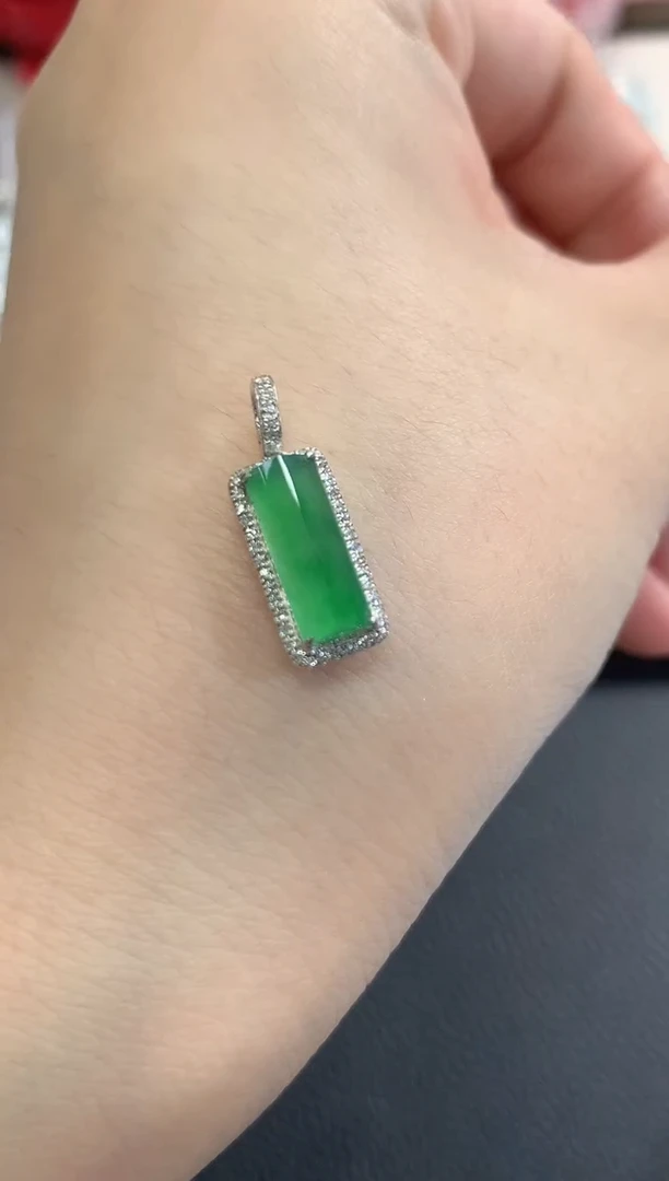 吊坠(不含链)18K金镶嵌翡翠春日珠宝 B20