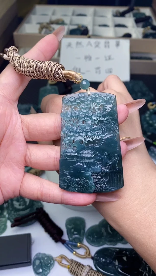 颈饰未镶嵌翡翠