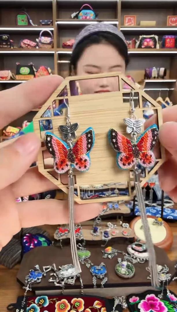 【闪购商品】织绣32蒙阿苏苗绣传承