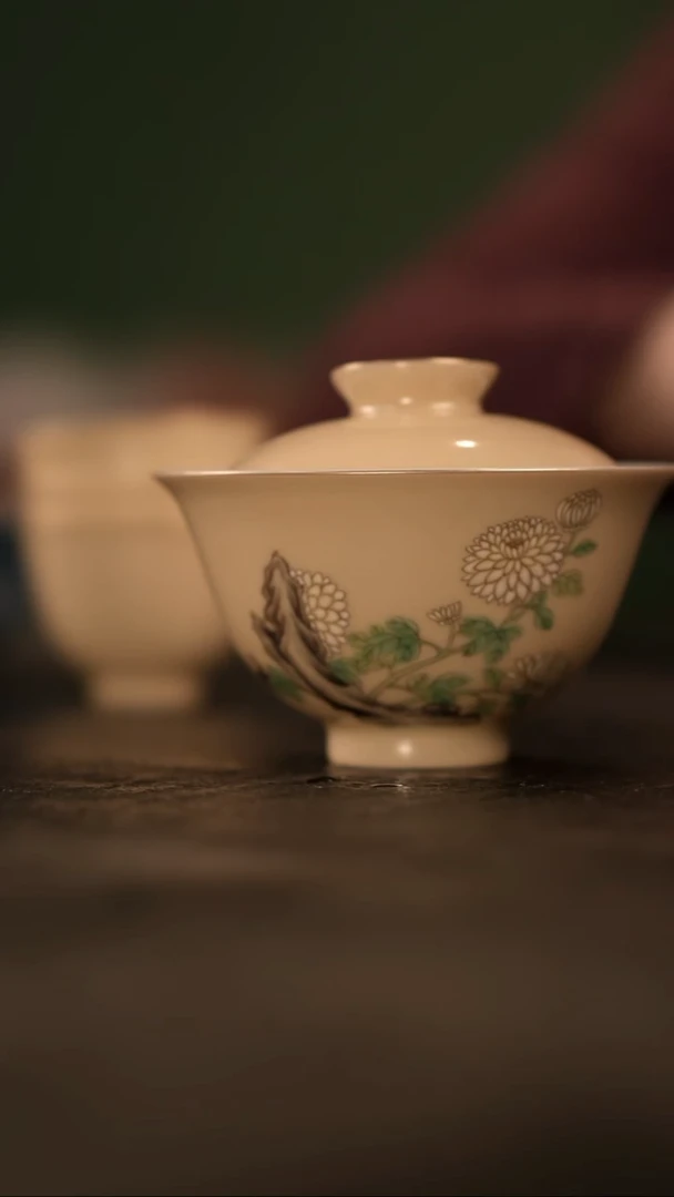 莺黄秋绥菊蟹盖碗