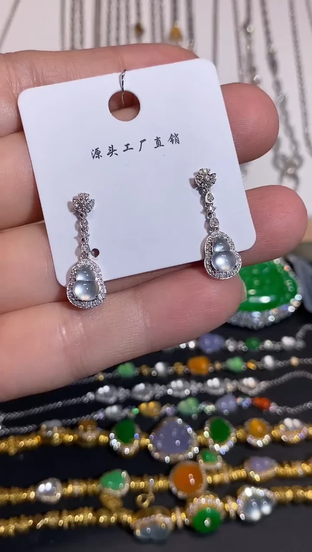 颈饰18K金镶嵌翡翠耳饰