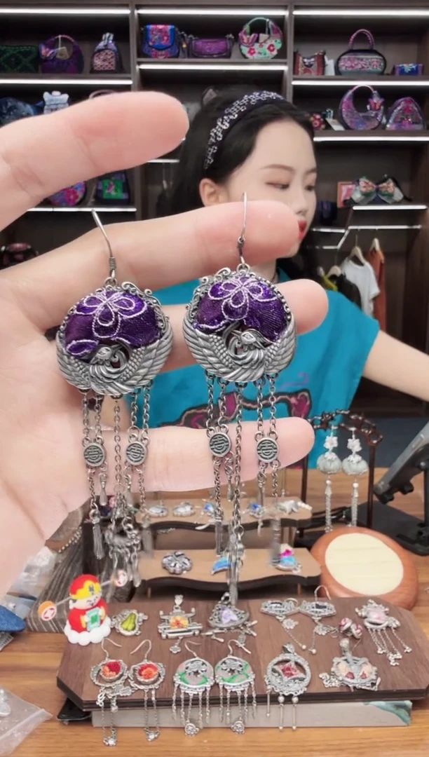 织绣岐**窗191蒙阿苏苗绣传承店