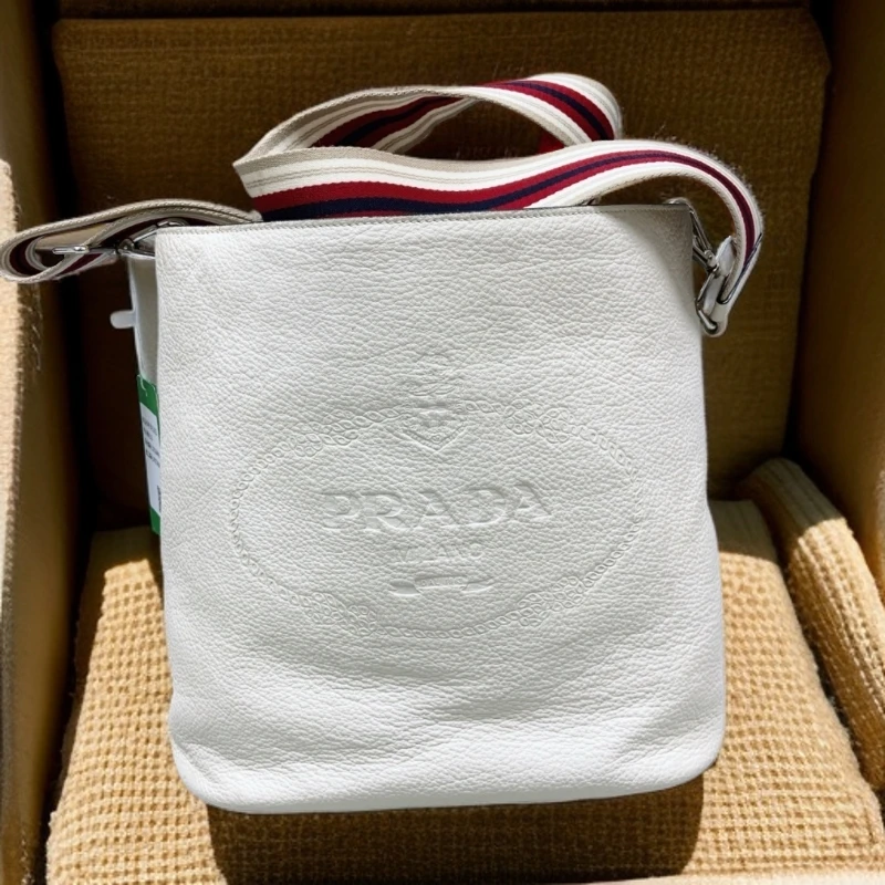 95新 Prada/普拉达  白色水桶包 1852 9441