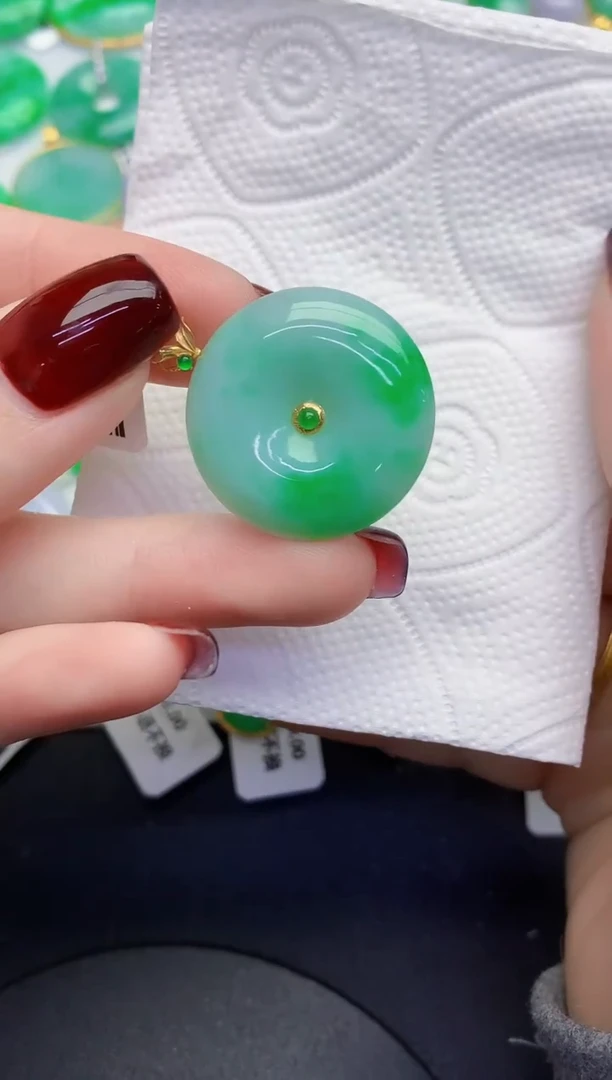 颈饰18K金镶嵌翡翠缅甸天然翡翠A货