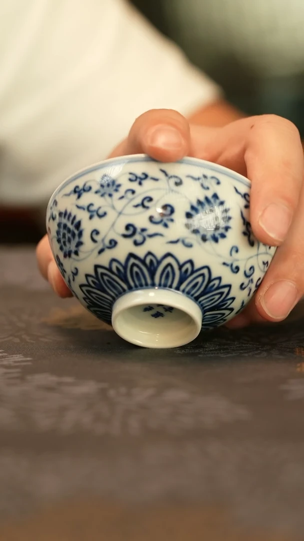 特价仿明青花缠枝莲宫碗