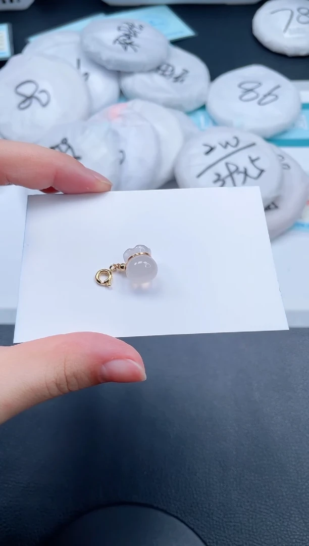 石英质玉未镶嵌颈饰福袋