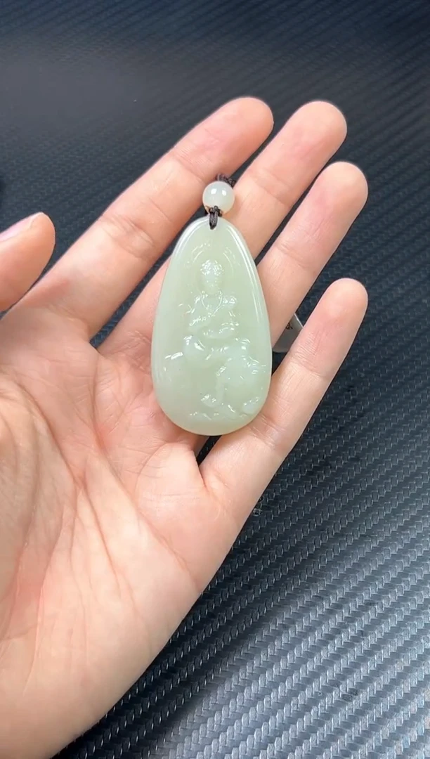 吊坠(赠链)未镶嵌和田玉且末微色差迪克兰二细