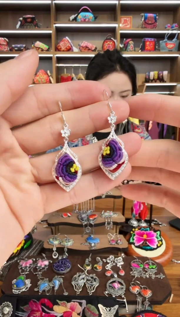 【闪购商品】织绣7蒙阿苏苗绣传承