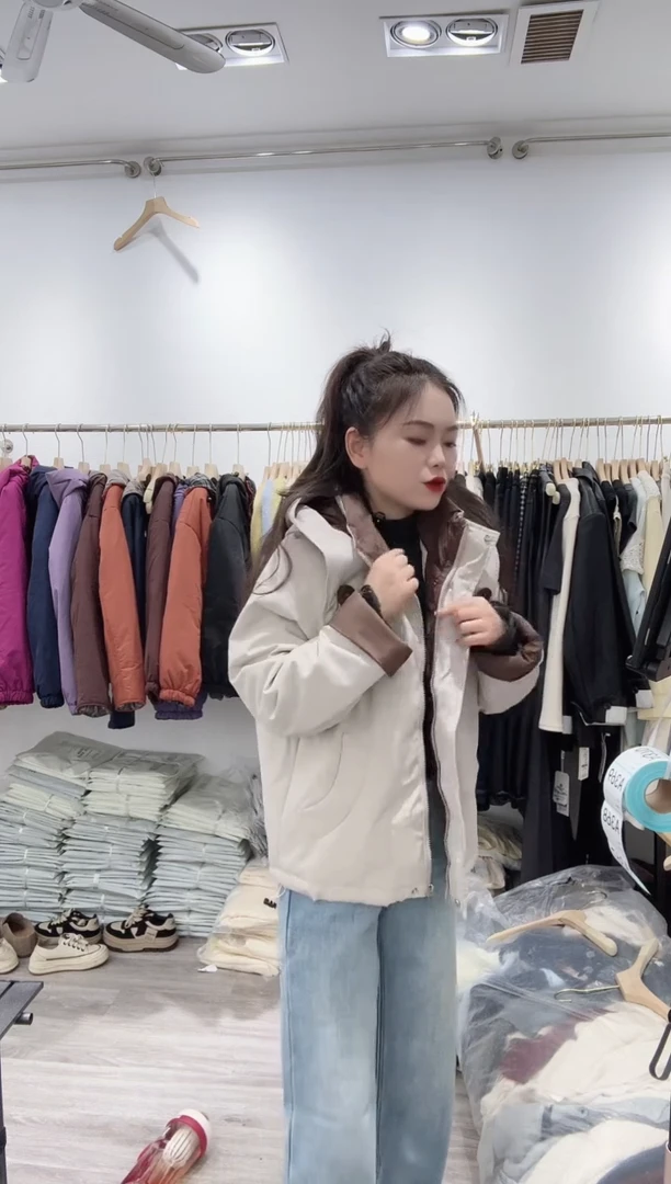 翻边袖，棉衣棉服。茶白色，