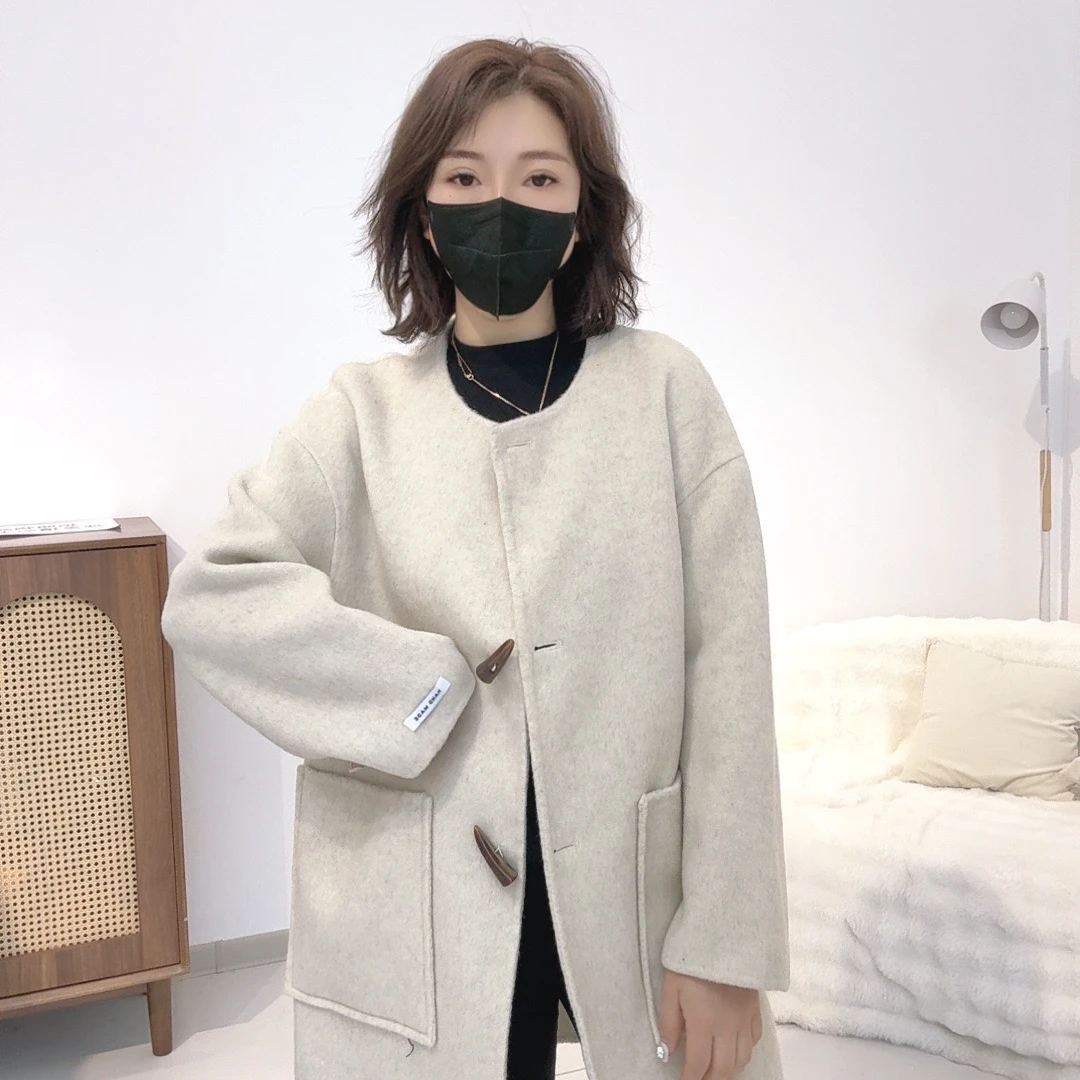 （10044）鄂市产地 三粒牛角扣无领大口袋高级感中长款外套