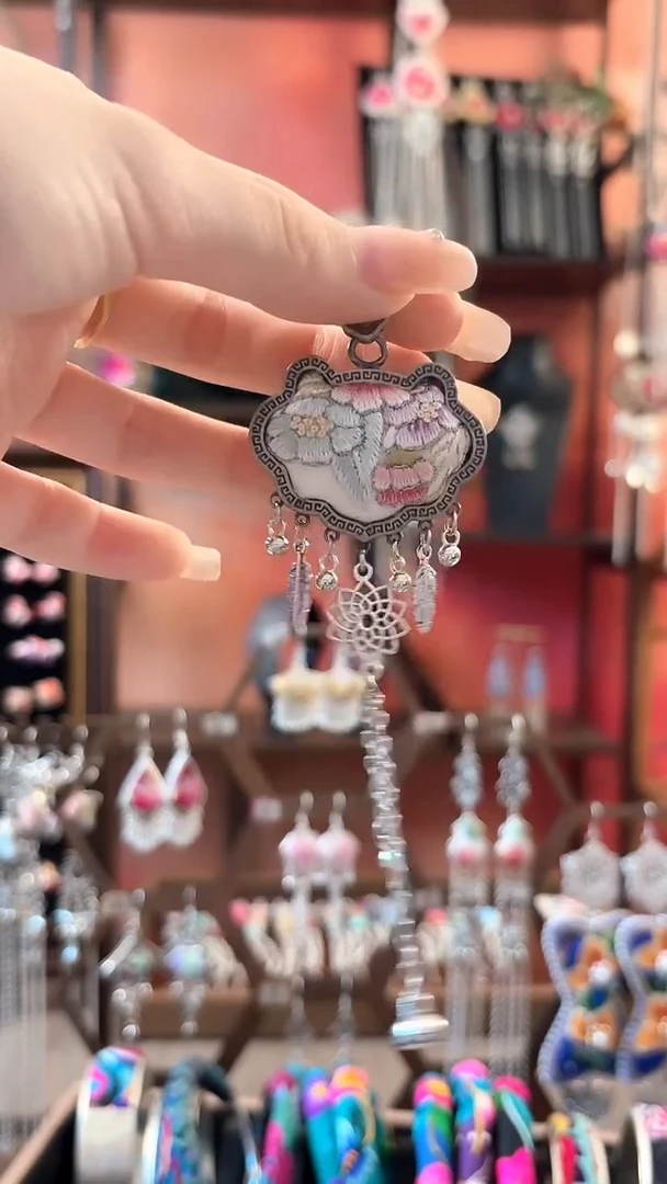 织绣云织谣民族风精美饰品 120