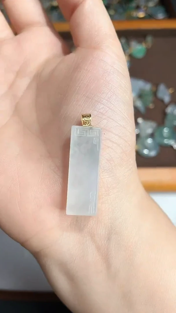 颈饰18K金镶嵌翡翠2025121401