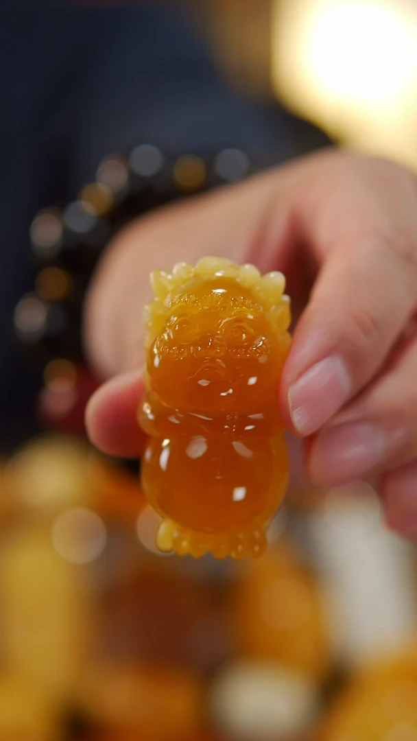 【闪购商品】蜜蜡颈饰未镶嵌小龙人手把件31.6