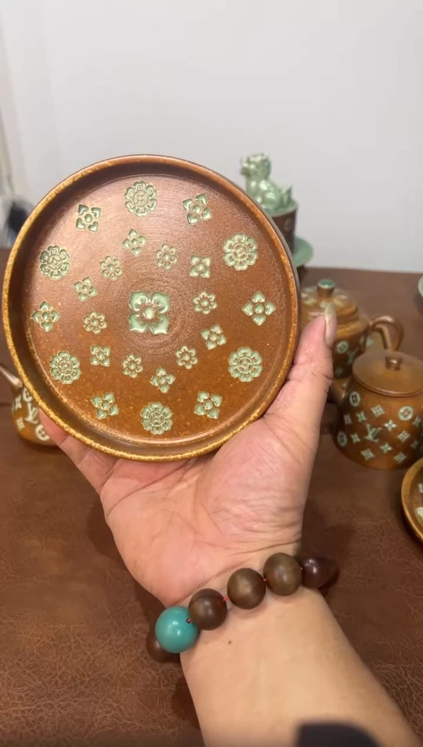 宝相花壶承龙泉青瓷