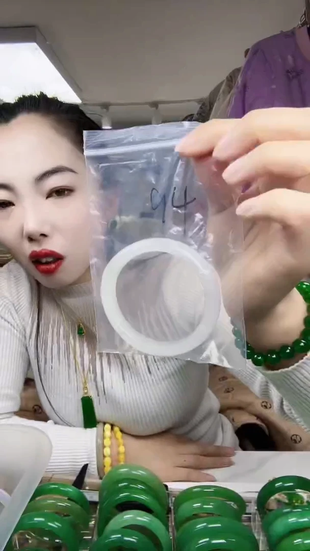 未镶嵌手镯石英质玉天然玉石新疆天山翠手镯60 圈口微瑕