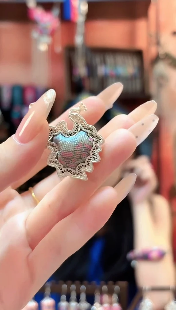 织绣云织瑶老绣饰品13