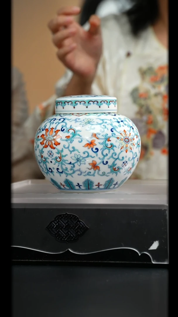 斗彩缠枝莲茶叶罐