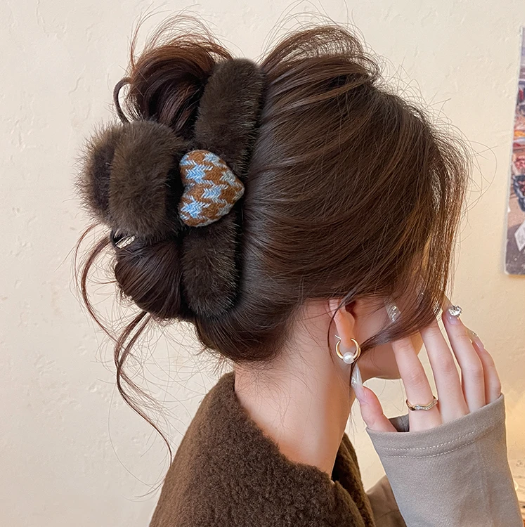 格纹爱心毛茸茸抓夹女大号鲨鱼夹2025新款发量大盘发夹高级感发饰