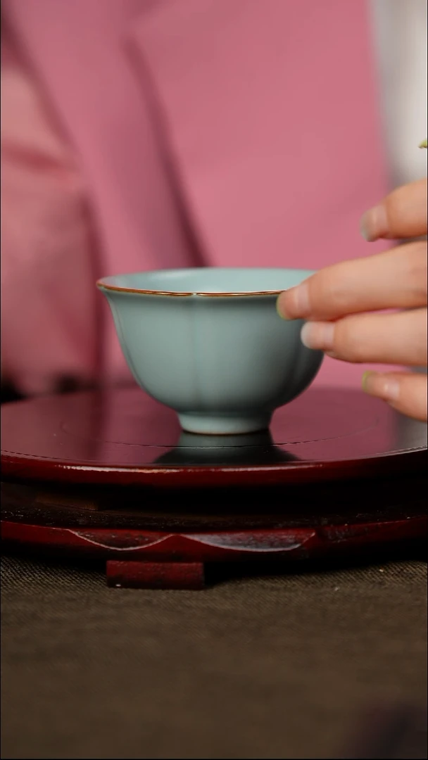 微微瑕 花口杯 无底款