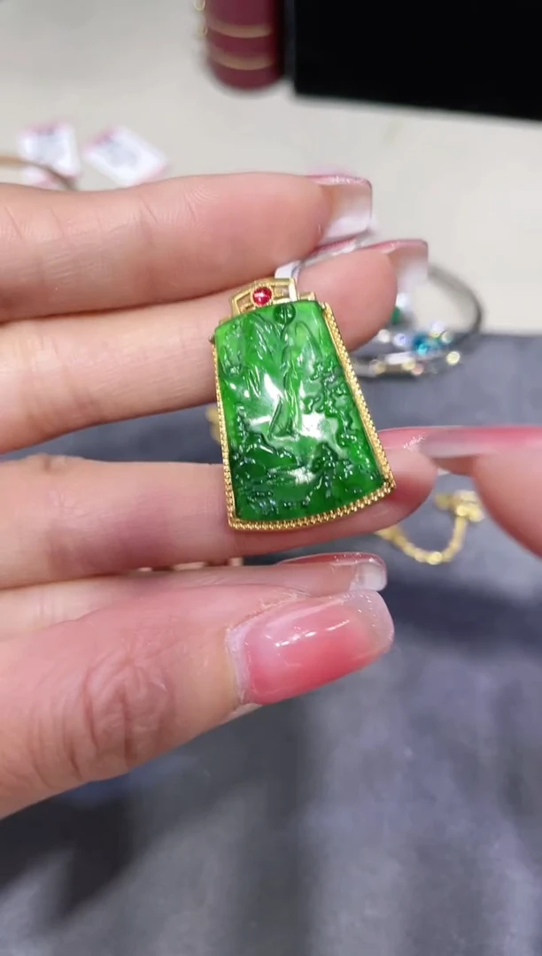 18K金镶嵌翡翠吊坠