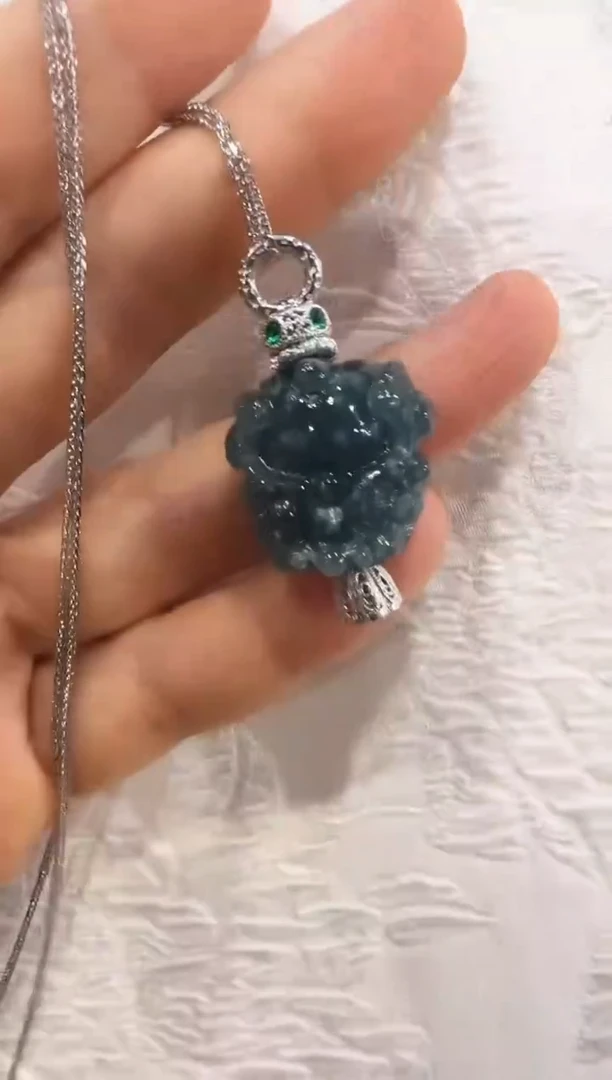 翡翠未镶嵌颈饰国风