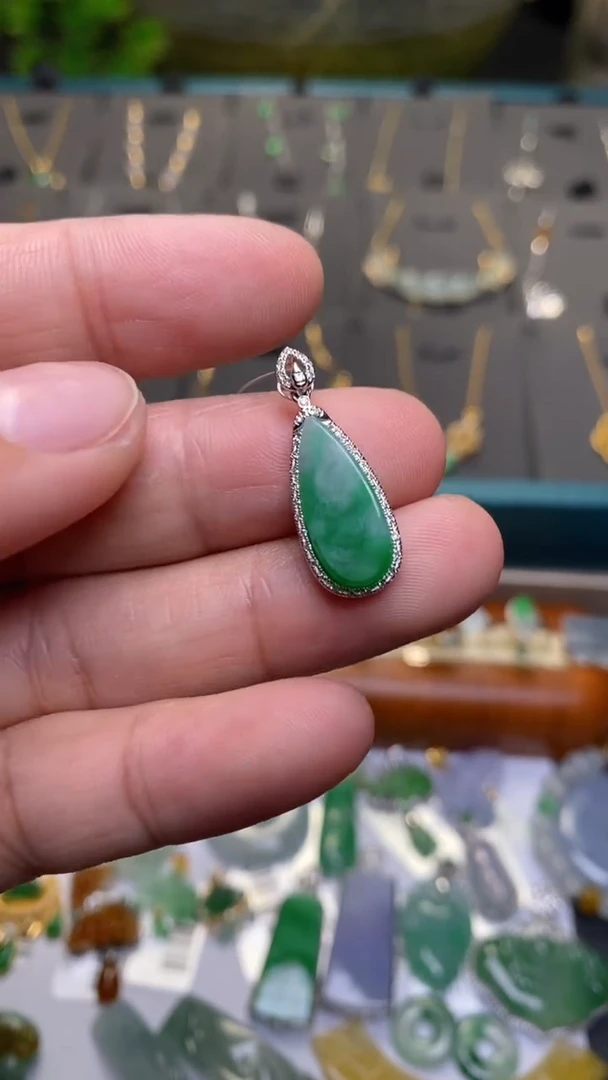 颈饰18K金镶嵌翡翠净货33668