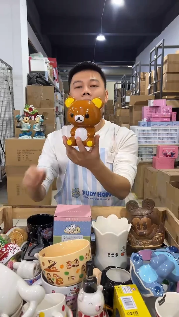 瓷片棕色轻松熊钱罐