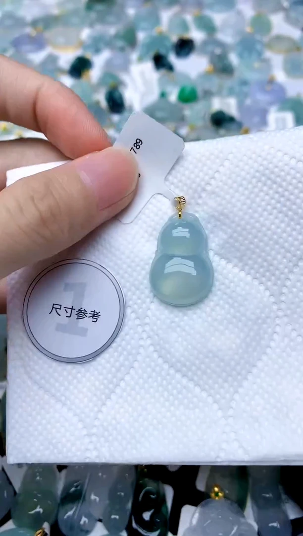 颈饰18K金镶嵌翡翠天然A货翡翠