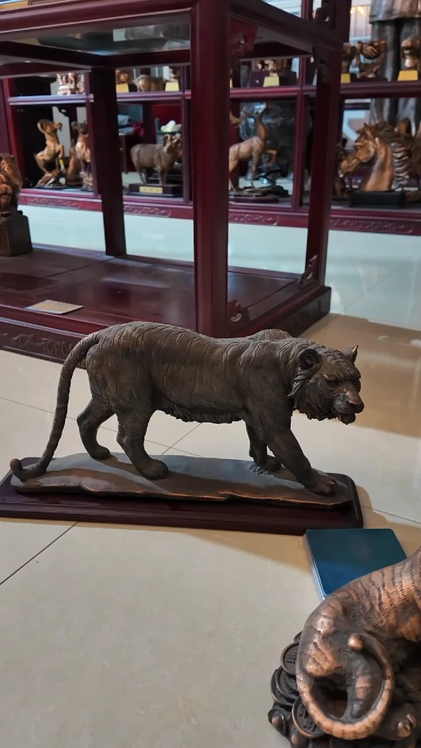 竖款紫铜圆雕虎460