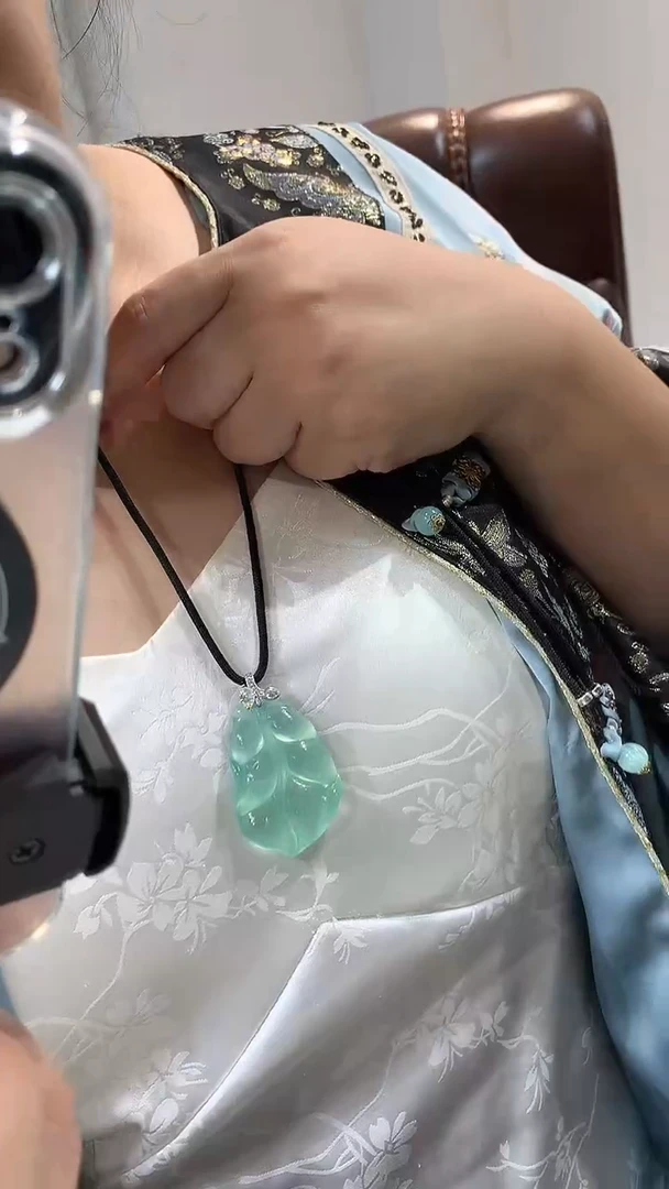 未镶嵌蛇纹石玉颈饰叶子