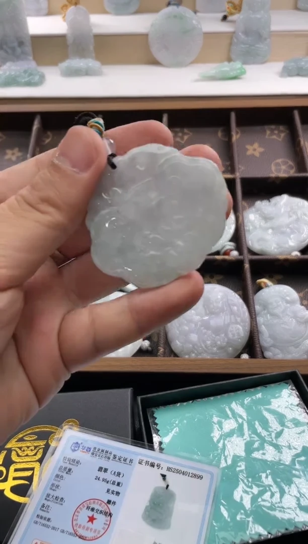 翡翠未镶嵌颈饰..../4/25/ 282