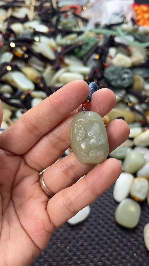 和田玉未镶嵌颈饰（多样性发一件）没有证书有瑕