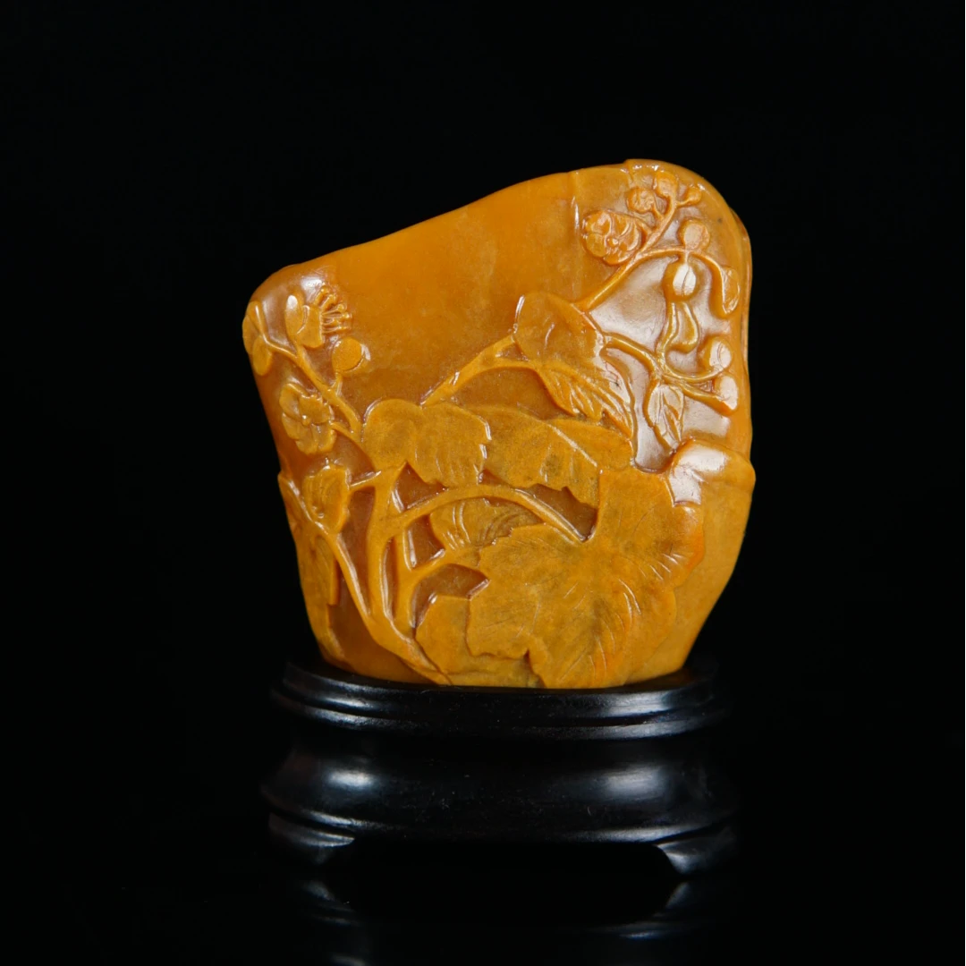 Lot 28 寿山田黄石《蝶恋花》摆件