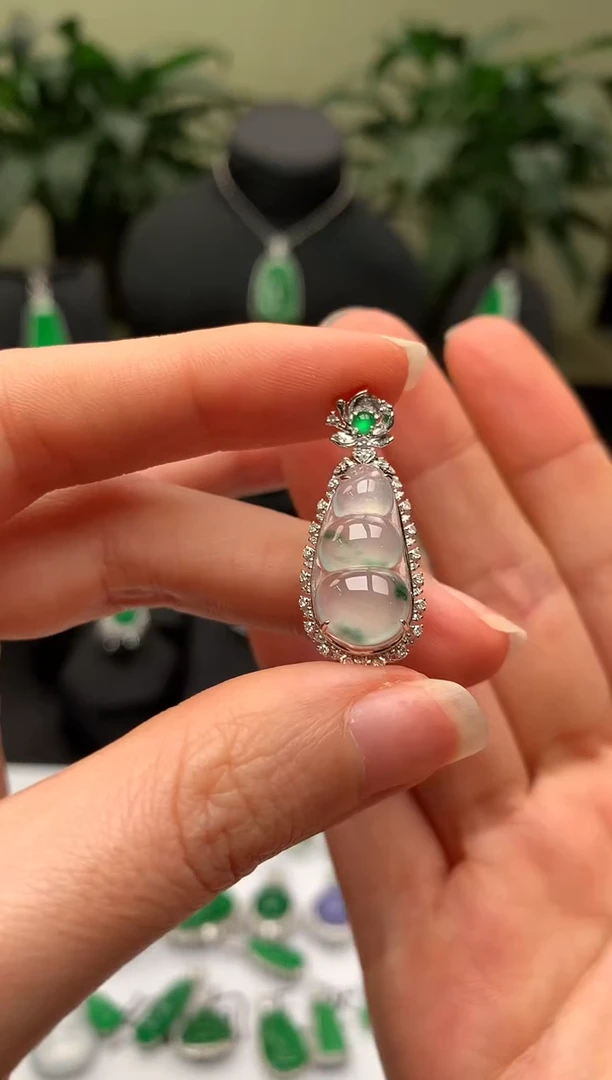 【闪购商品】翡翠颈饰18K金镶嵌福豆