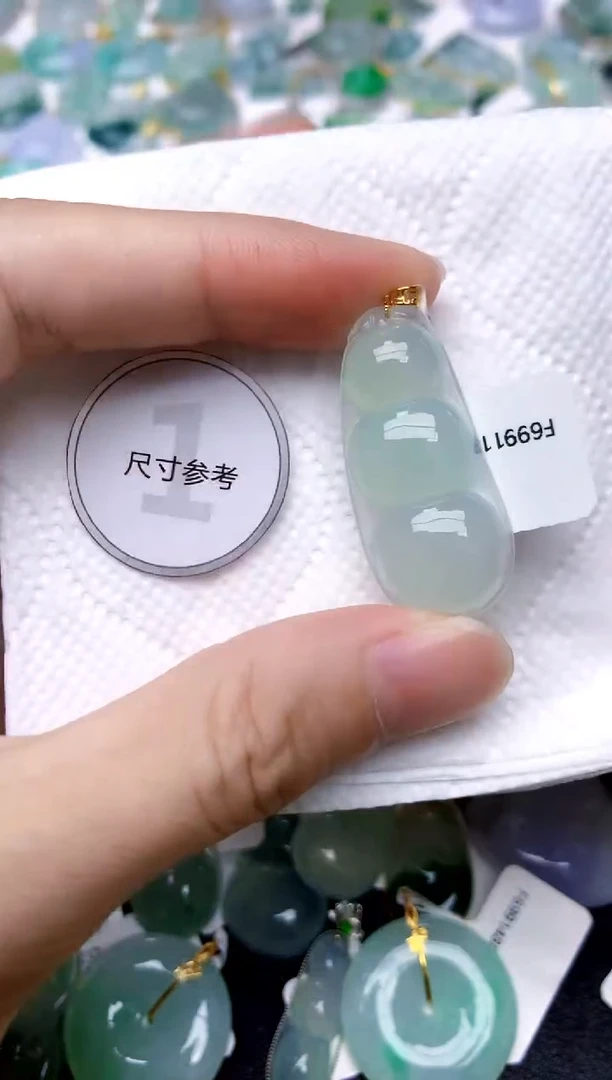 颈饰18K金镶嵌翡翠天然A货翡翠