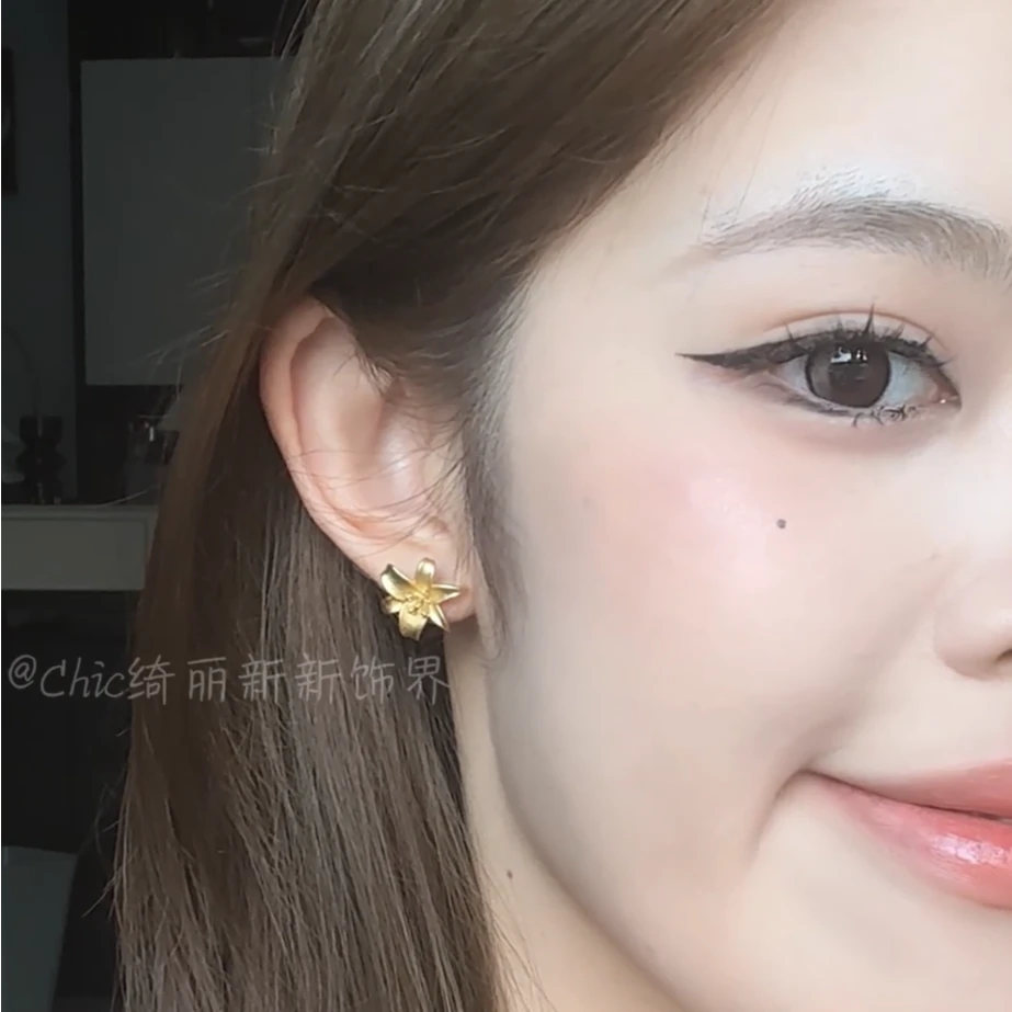 合金耳饰 哑光拉丝百合花耳钉女宫廷风轻奢花朵清新甜美小众耳饰