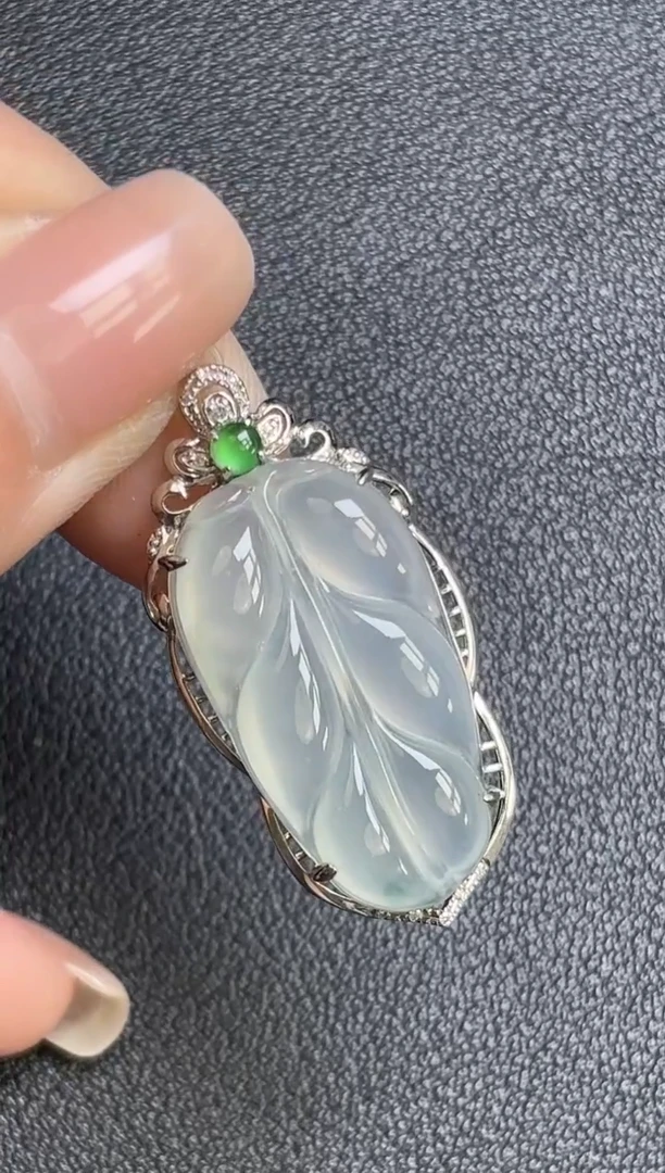 颈饰18K金镶嵌翡翠叶子