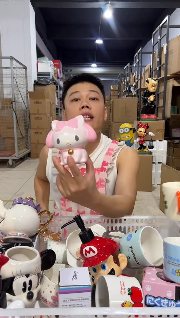 瓷片美乐蒂蹲坐小钱罐