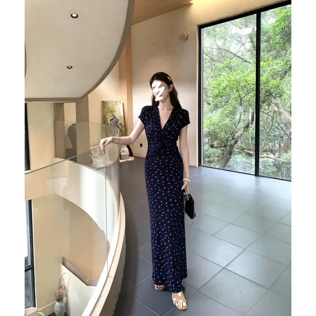 V领腰部扭结设计显瘦遮肚子气质百搭韩系连衣长裙