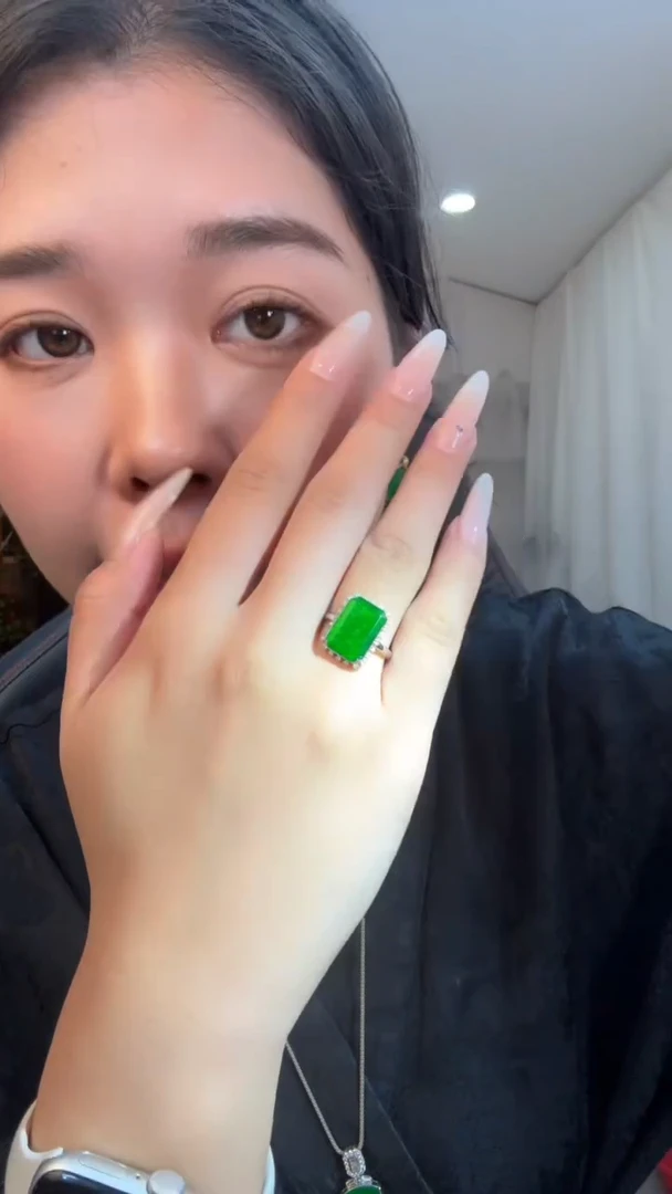 18K金镶嵌戒指翡翠天然缅甸A货翡翠戒指