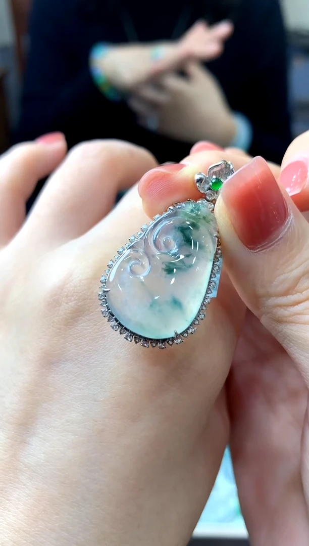 吊坠(不含链)18K金镶嵌翡翠如意