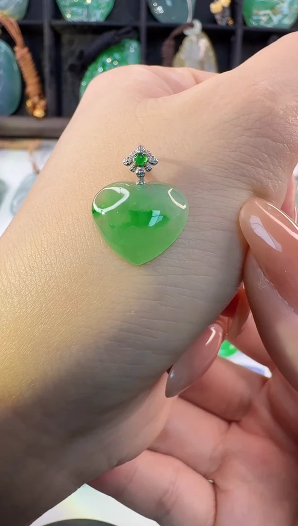 颈饰18K金镶嵌翡翠缅甸A货翡翠