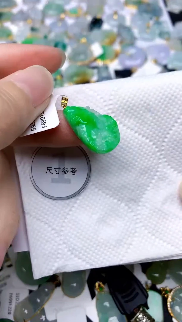 颈饰18K金镶嵌翡翠天然A货翡翠