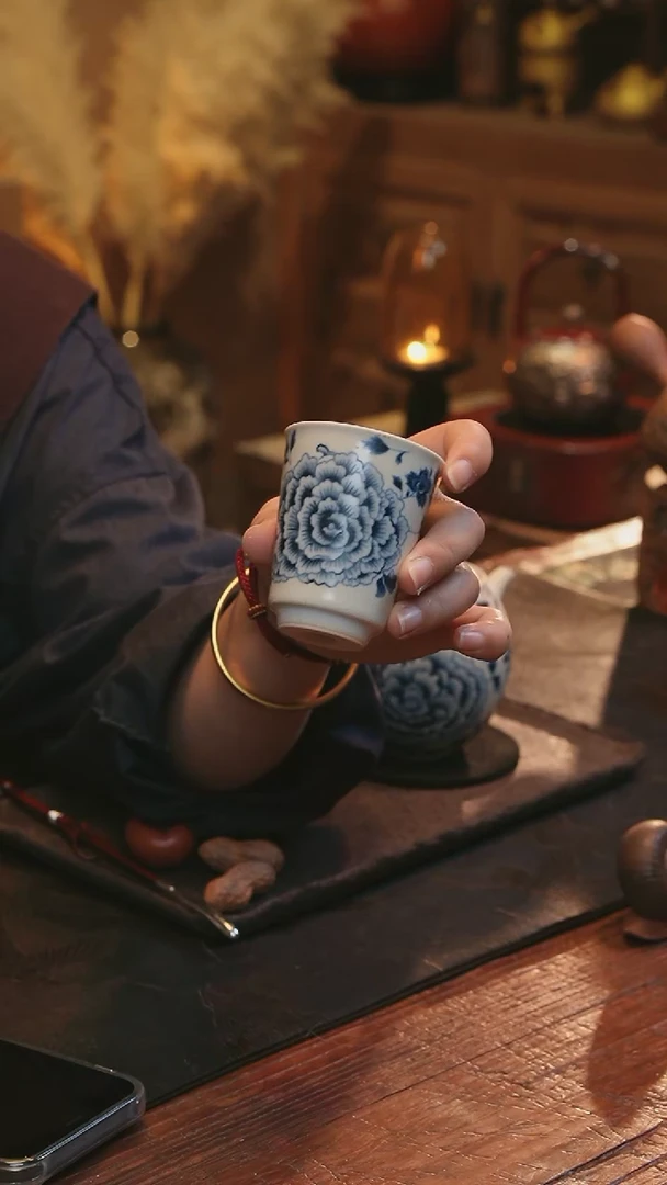 柿右门卫牡丹花杯子