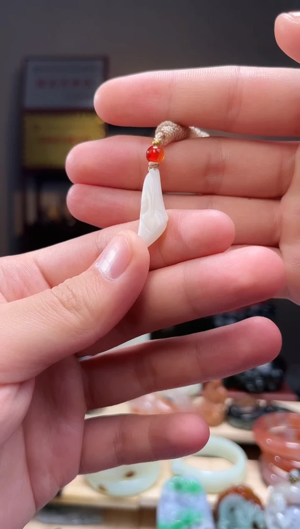 颈饰未镶嵌和田玉吊坠