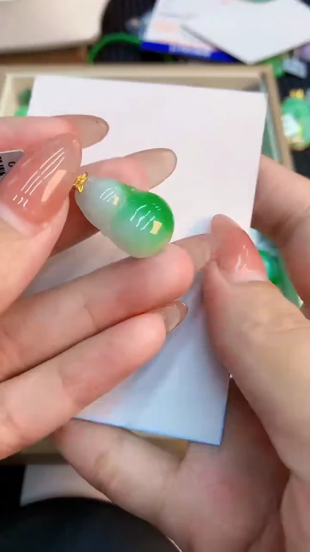 翡翠18K金镶嵌颈饰           1