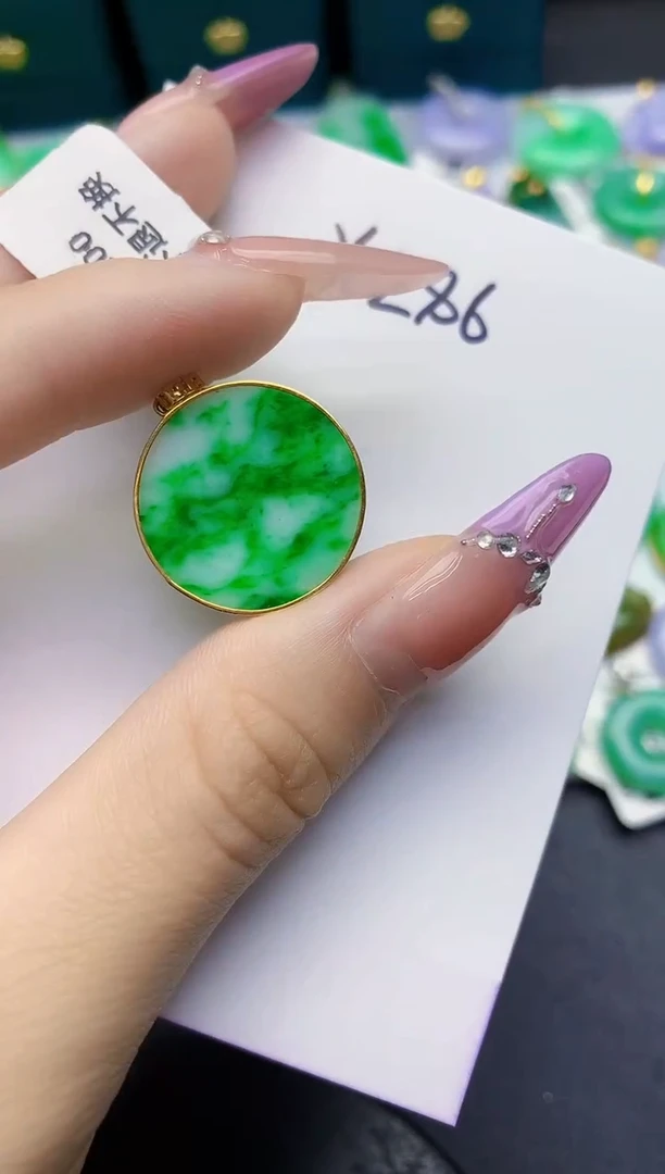 颈饰18K金镶嵌翡翠缅甸天然翡翠A货